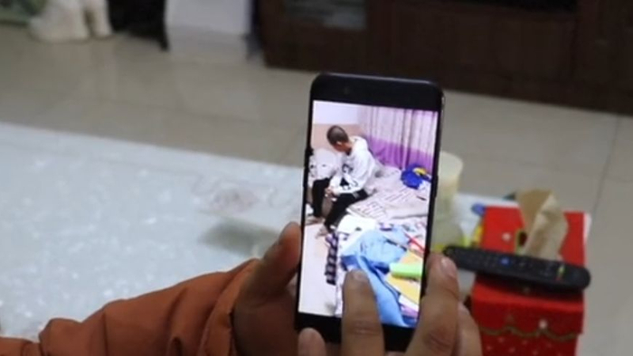  ▲涉事学生家长展示孩子“理平头”后的照片。 新京报“我们”视频截图