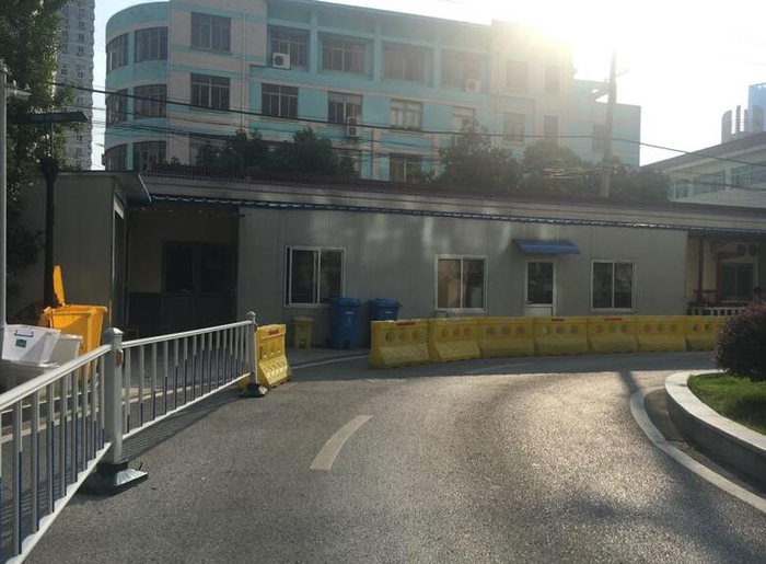  医院的临时消毒供应室，年初由于大楼改建，暂搬至这里。