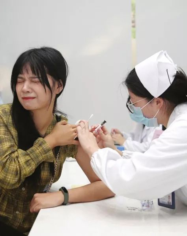 　　10月28日，长沙市疾控中心，一女孩在接种九价宫颈癌疫苗时害怕地别过了头。九价宫颈癌疫苗于昨日正式在湖南上市。 &nbsp;潇湘晨报记者陈正 图