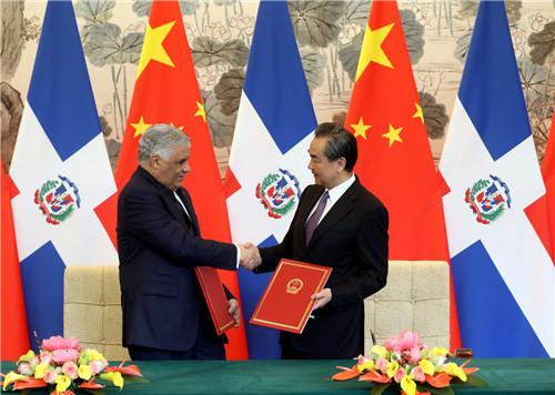 中国与多米尼加签署公报。