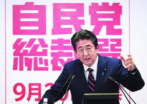 ▲9月20日，在日本东京，日本首相安倍晋三当选自民党总裁后出席新闻发布会。|新华社发