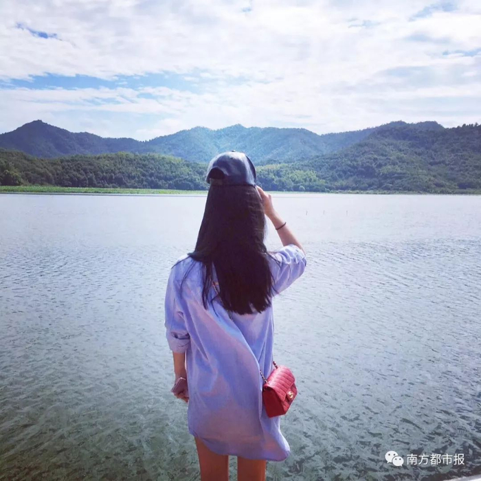 田心背着自己买的包包出去玩