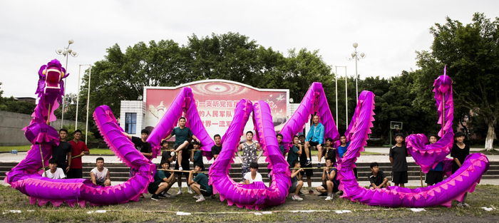  进京前，铜梁龙舞的队员们在训练基地合影。受访者供图