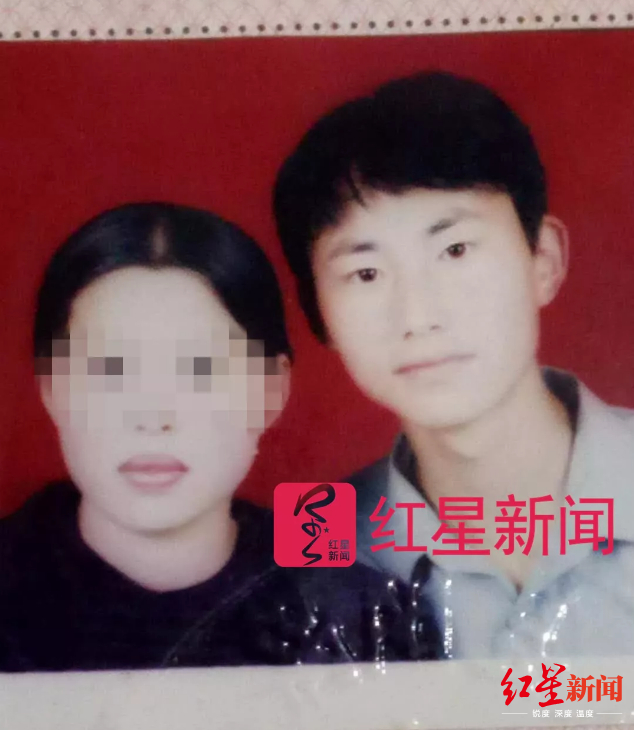 ▲车超当年和妻子的合影 受访者供图