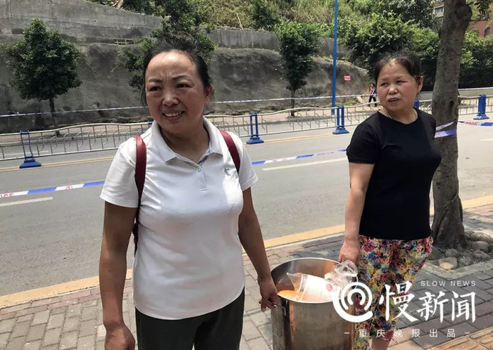 当地面店老板李群主动为救援人员送去凉面