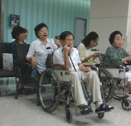 2013年，李万熙因猥亵、性侵一名未成年少女，事发后遭到报复，腿被打断后入院治疗。图中是李万熙坐在轮椅上的照片（照片来源：互联网）