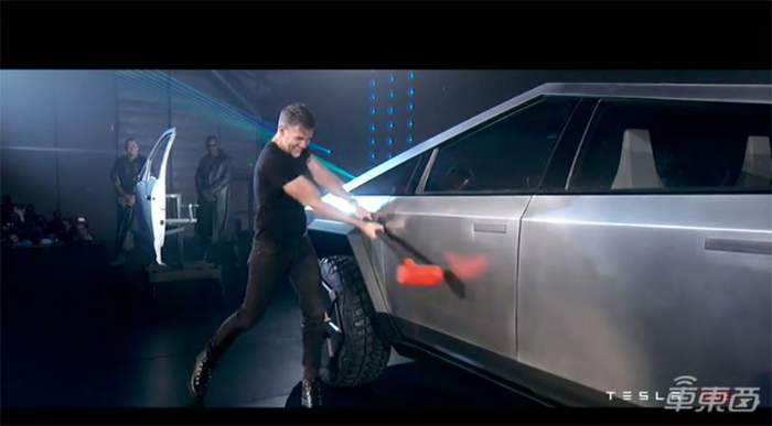  现场用铁锤砸Cyber truck的车门