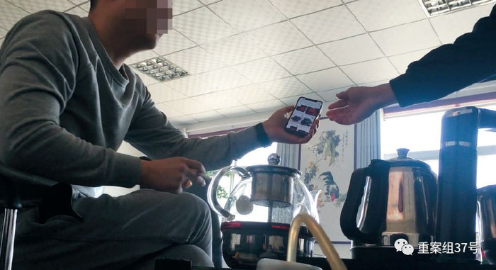 ▲3 月9 日，东阿敬仁馆公司负责人李先生介绍，该公司生产的阿胶块占”拼多多“所售份额的80%。&nbsp;&nbsp;&nbsp; 新京报记者 大路 摄