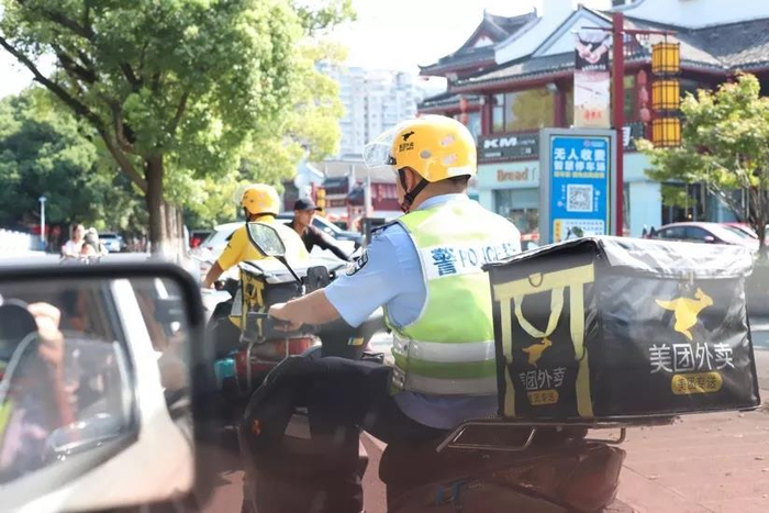  （交警“外卖小哥”出发）