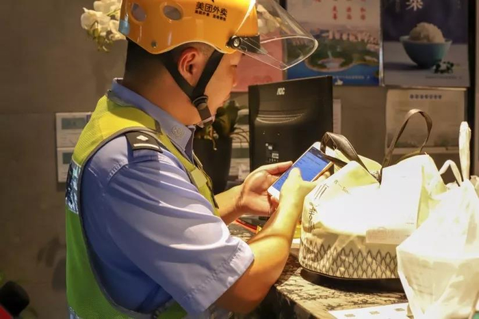 （充当外卖小哥的交警核对订单）