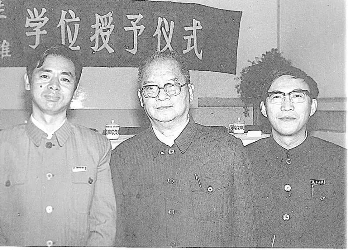 1983年10月复旦大学博士学位授予仪式，葛剑雄（右）与导师谭其骧教授（中）和同学周振鹤（左）