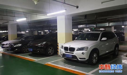　　▲胡女士所在小区的地下车库中，每个车位上都写有“私家车位，请勿占用”，但真正被买下的车位不足十分之一。