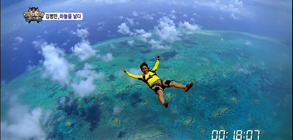 金炳万在节目中挑战6000米高空跳伞