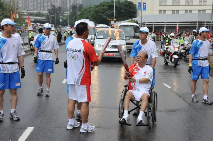  曾宪梓曾任2008年北京奥运会火炬手 资料图
