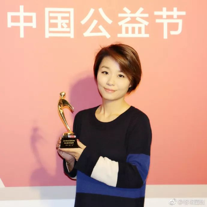 还记得《爱情公寓》里的lisa榕吗?她现在长这样啦!