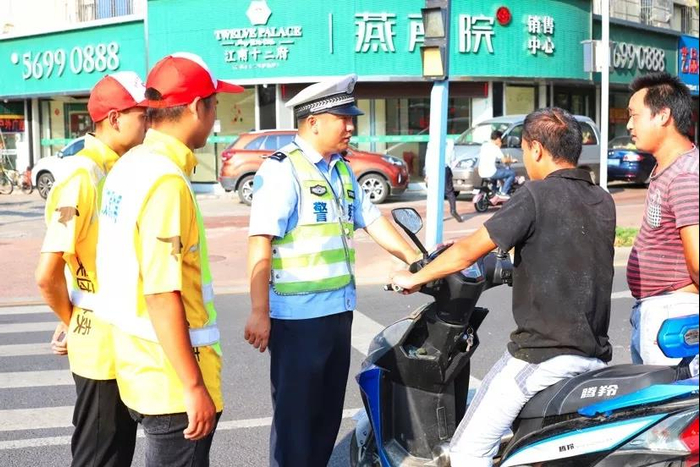 （外卖小哥当交通协管员）