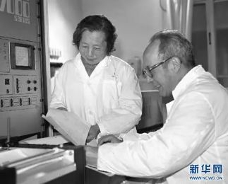 “中国稀土之父”徐光宪与夫人在实验室工作