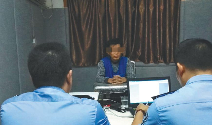 “五行币”传销组织创始人宋密秋接受警方审讯。此前，涉嫌组织、领导传销罪的宋密秋潜逃东南亚，于2017 年被抓捕回国。&nbsp;&nbsp;&nbsp;&nbsp;新京报资料图