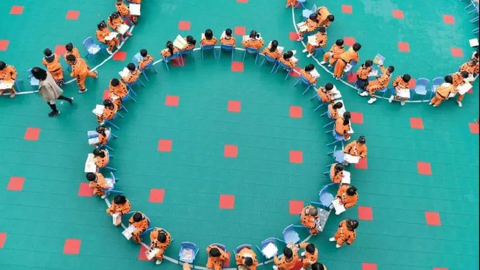 ▲2018 年11 月14 日，安徽省合肥市蜀山区井岗镇花园城幼儿园的孩子们在一起阅读图书。图/视觉中国