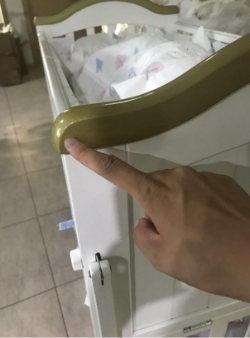 床头上端突出物可能导致婴幼儿衣物被挂住。图片来源/上海市市场监督管理局