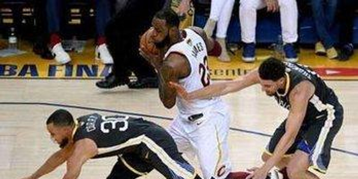 G2库里绊倒詹姆斯引争议,赛后裁判报告确认阻