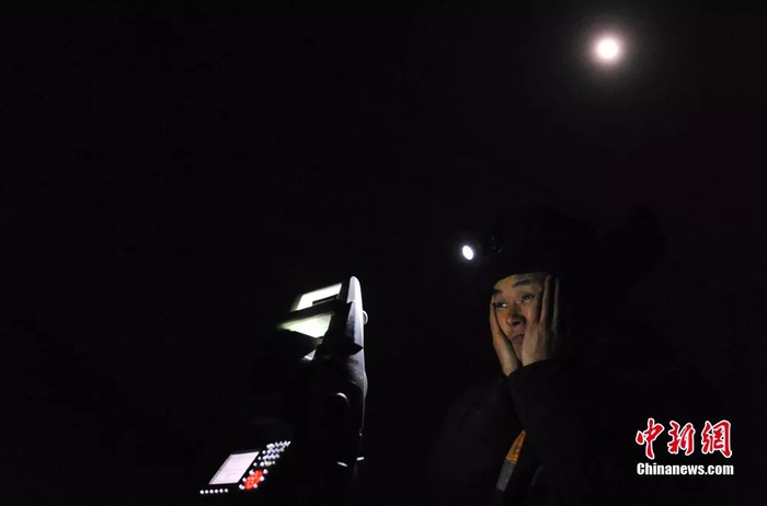 寒风刺骨的夜里，陪伴他们的永远是脚下皑皑白雪和头顶的一轮圆月。杨艳敏 摄