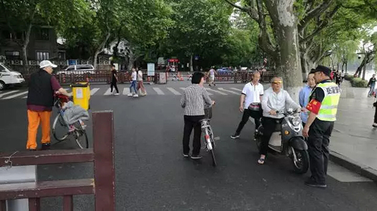 　　白堤出口，断桥。今晨，岳庙管理处的保安劝阻了好多非机动车，大部分理解，小部分非机市民游客表示郁闷。