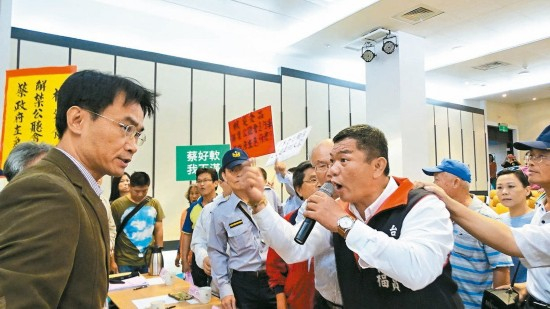  台南市议员卢昆福（右）咆哮“农委会副主委”陈吉仲（左）公听会是黑箱作业。（图片取自台湾《联合报》）