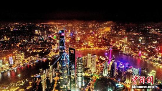  资料图：上海外滩国庆灯光秀流光溢彩。 黄伟国 摄