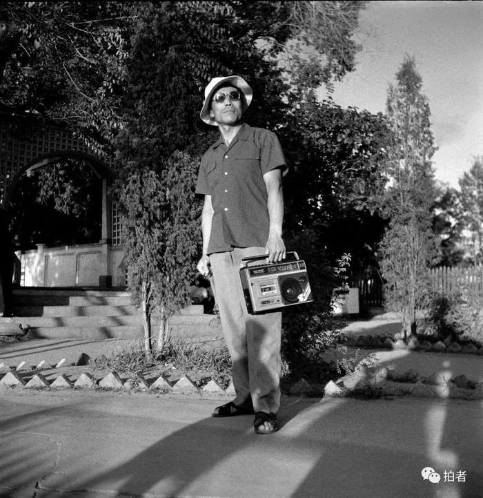 ▲1980年，哈尔滨，手提录音机的时髦青年。