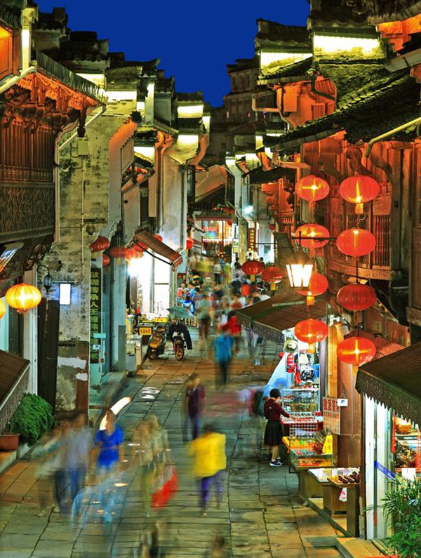 屯溪老街夜市。屯溪区政府官网/图