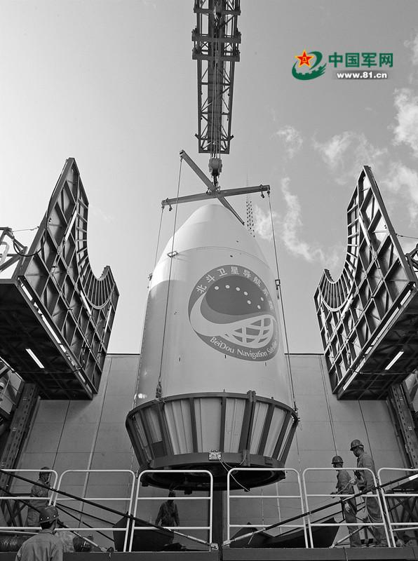北斗三号第十八、十九颗卫星星箭组合体吊装。梁珂岩摄