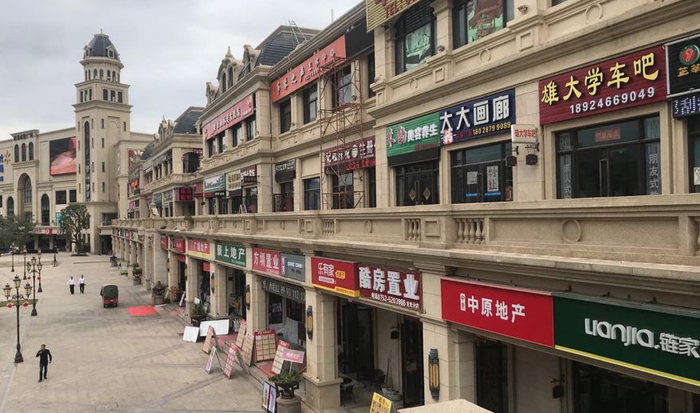 某临深大型社区底商的地产中介公司，店内几乎无人咨询&nbsp; 每经记者 甄素静 摄