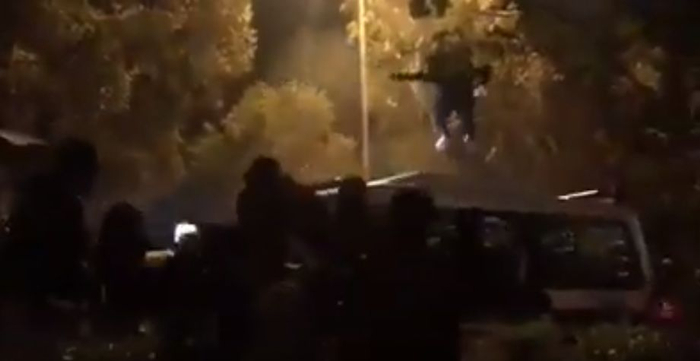  黑衣暴徒破坏警车（图片来源：港媒）