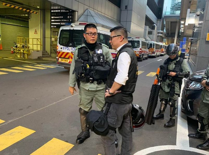  港媒称邓炳强（右）2日亲自参与清场，港岛总区应变大队高级警司吴志忠（左）在旁陪伴。来源：港媒