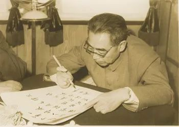 （周恩来在西花厅办公室伏案疾书）