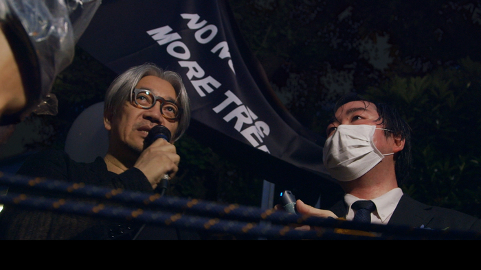 核电站重启后，坂本龙一在首相府邸前发表抗议演讲