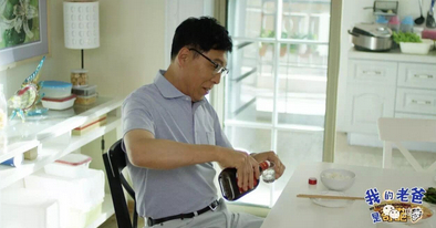 　鸿茅药酒近年广告策略转向黄金档影视剧植入。图为《我的老爸是奇葩》剧照