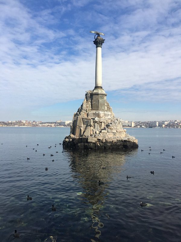 塞瓦斯托波尔标志性景点：沉船纪念碑。