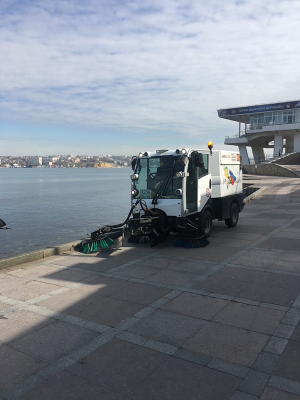 海边清扫地面的清洁车。