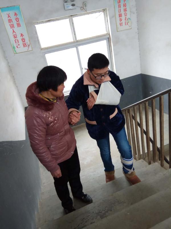 范母扶着范恒发上楼 受访者供图范母扶着范恒发上楼 受访者供图