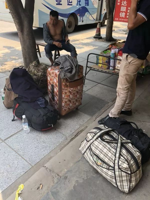 赴西藏阿里打工的隆昌老乡等车回家，行李里都是过冬的衣物