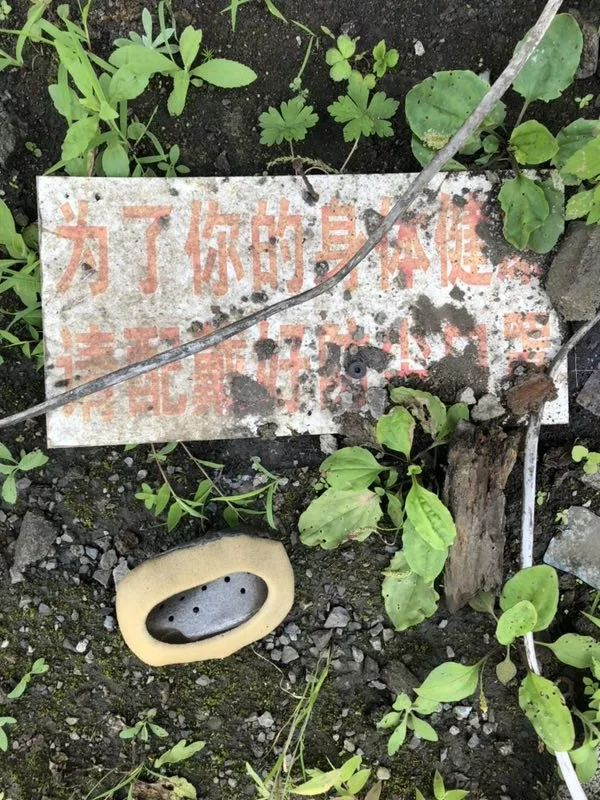  矿工工人的口罩散落在地上。新京报记者 王翀鹏程 摄