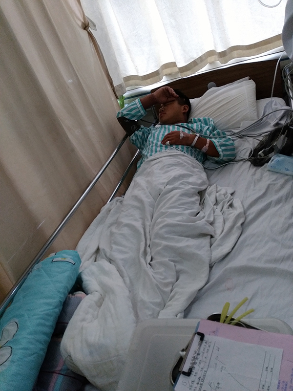 8月9日，孟洋躺在床上难受得皱眉。