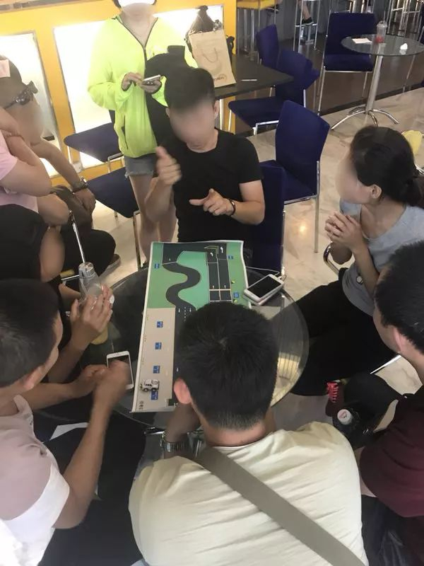 北京的一所驾校里，听障学员在交流驾驶技术