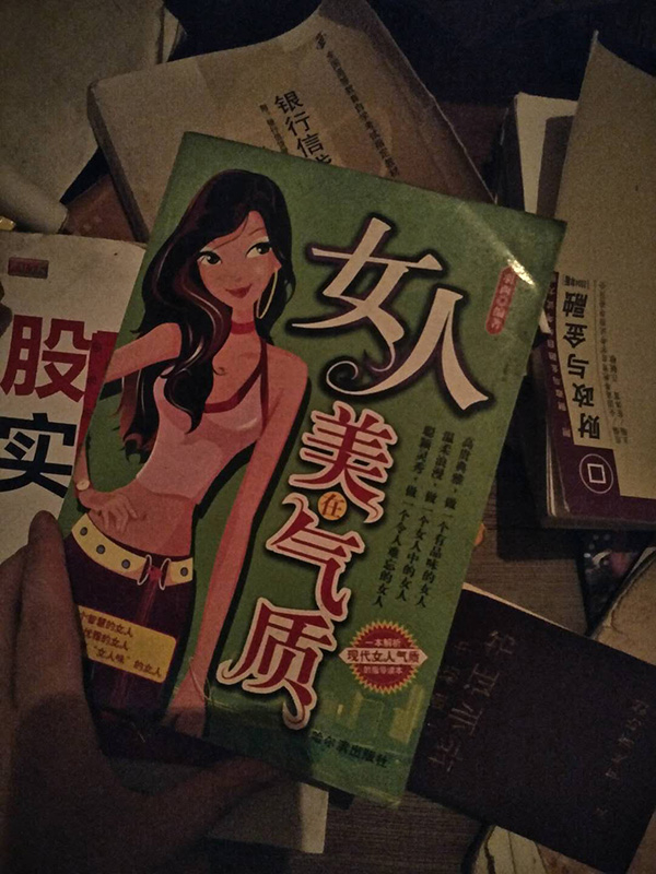 何辉房间里散落一地的书&nbsp;&nbsp;澎湃新闻记者 明鹊 图