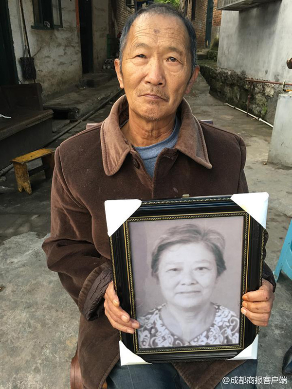刘侦池抱着老伴遗像欲哭无泪 摄影 罗敏