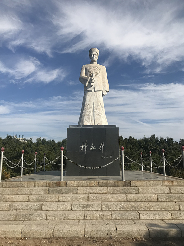 林永升雕像，面朝“经远”舰沉没海域。&nbsp; 澎湃新闻记者 于亚妮&nbsp;图