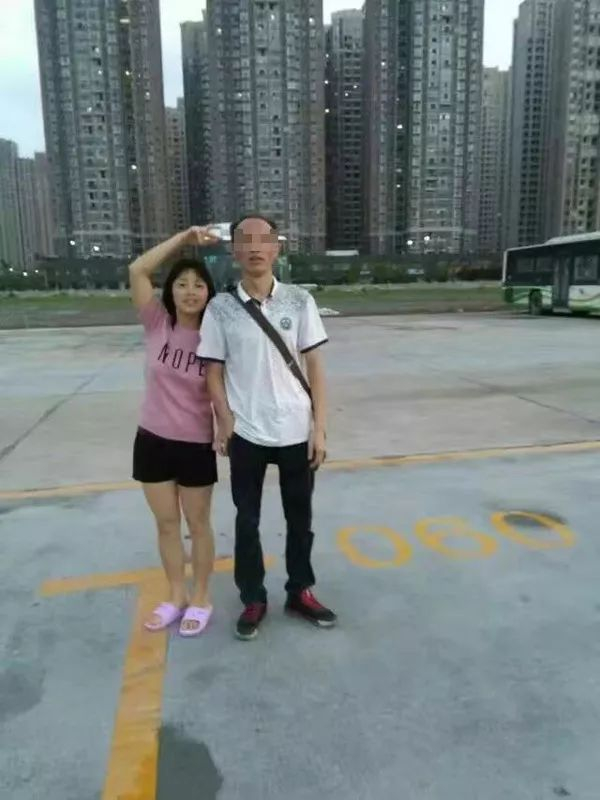 周菊梅和丈夫合影