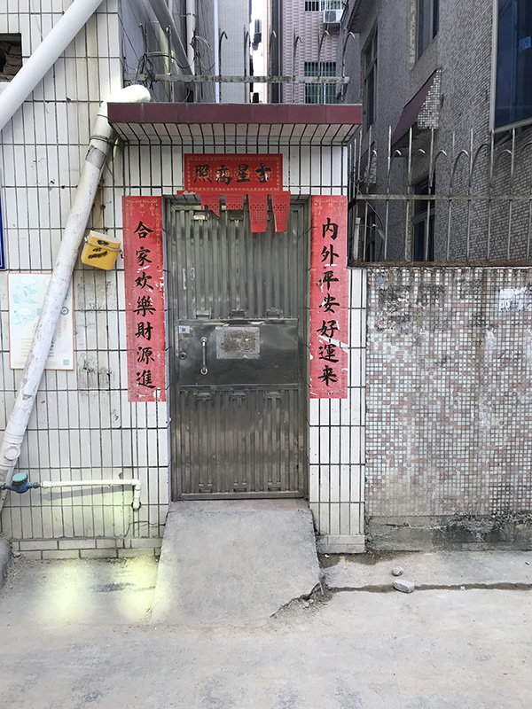 小楼的铁门 澎湃新闻记者 沈文迪 图